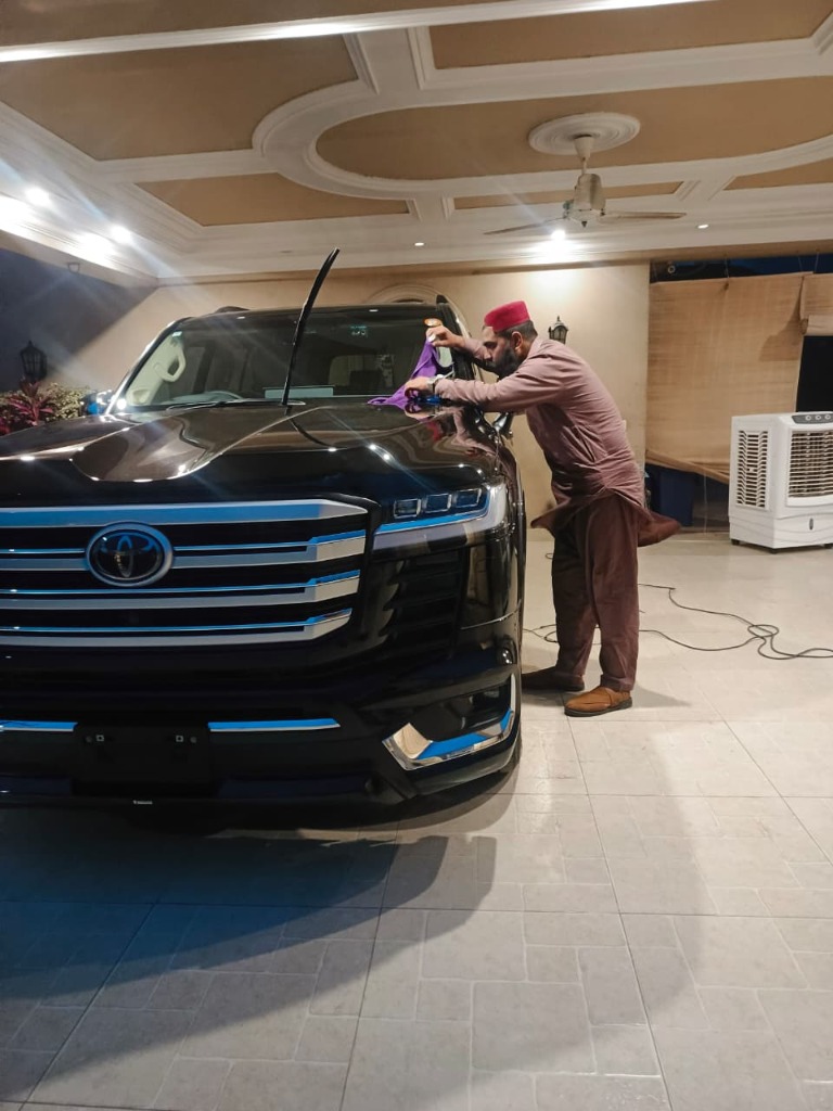 BMW i7 - Auto Glass Service